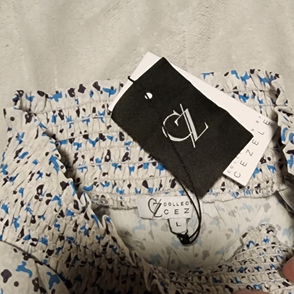 Collection Cezele sz L large smocked neckline contrast stripe floral blouse - Picture 2 of 5